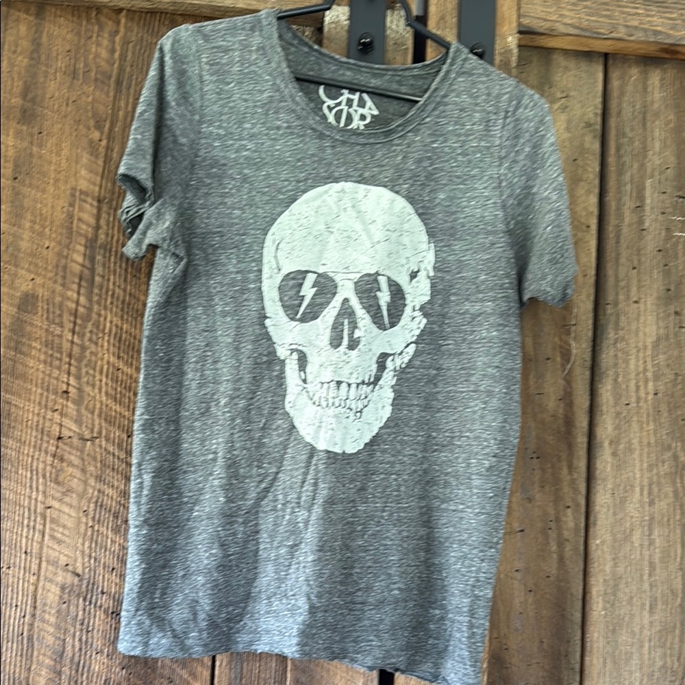 Women’s Chaser gray Skull Graphic T-Shirt size medium
